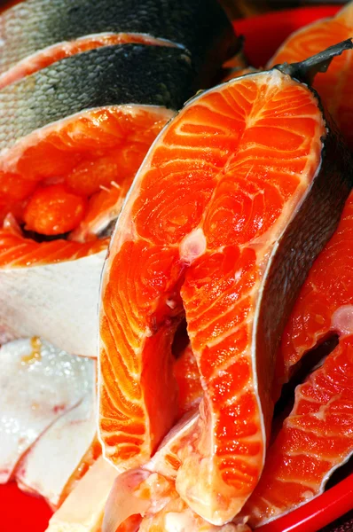 Färsk fisk bitar. röd fisk. — Stockfoto