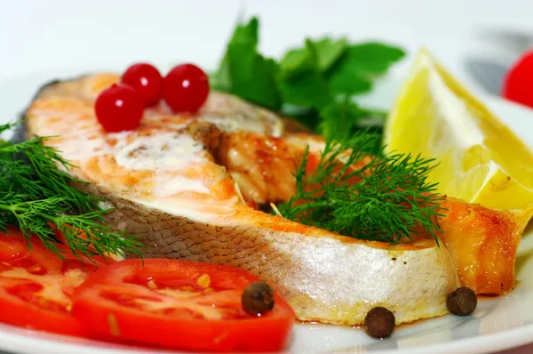 Fiskrätt - grillad fisk med grönsaker — Stockfoto
