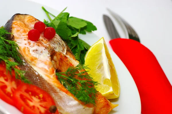 Hal étel - grillezett hal, zöldséges — Stock Fotó