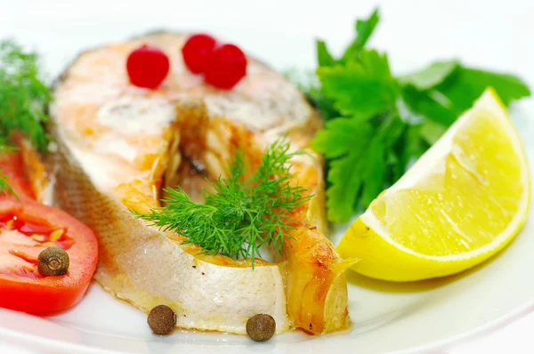 Grillezett hal zöldségekkel. — Stock Fotó