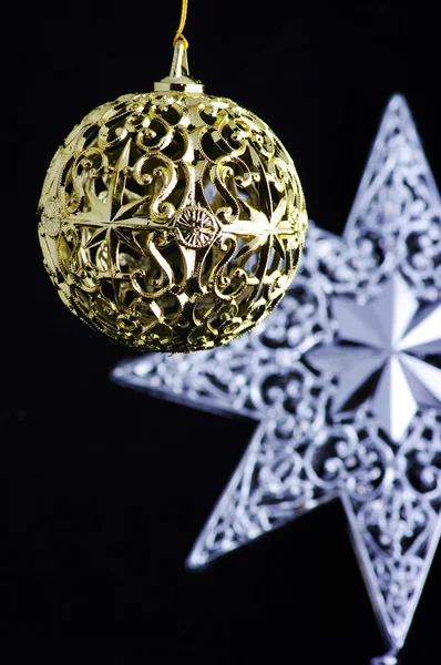 Julstjärna och christmas ball — Stockfoto