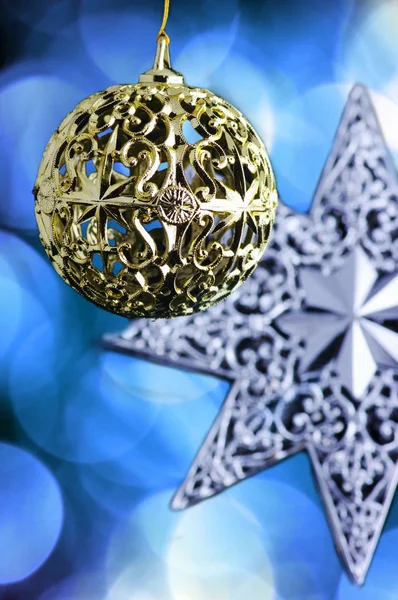 Estrela de Natal e bola de Natal — Fotografia de Stock
