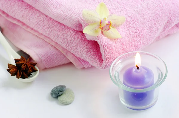 Conceito de spa com velas toalhas de orquídeas — Fotografia de Stock
