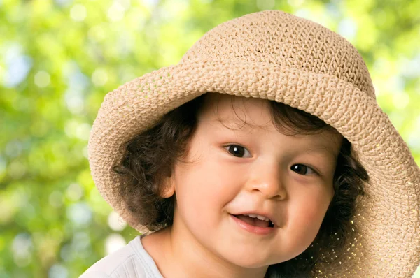 Het kind in een straw-hat. — Stockfoto