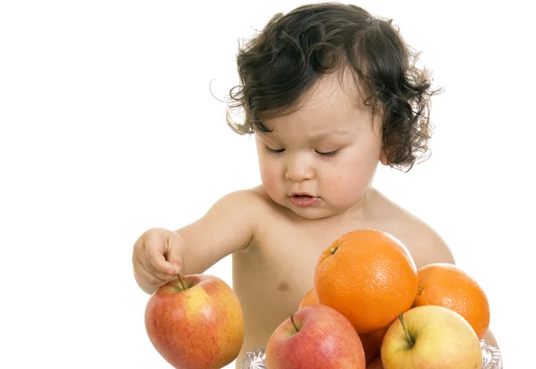 Baby met vruchten. — Stockfoto