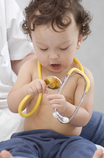Baby hos läkaren. — Stockfoto