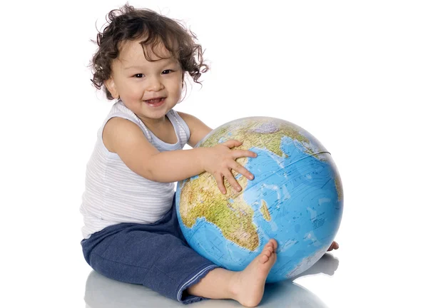 Bébé avec globe . — Photo