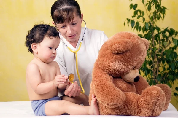 Dítě s lékařem. — Stock fotografie