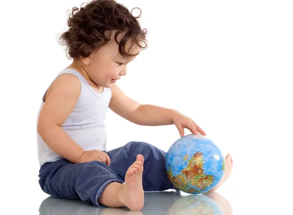 Baby mit Globus. — Stockfoto