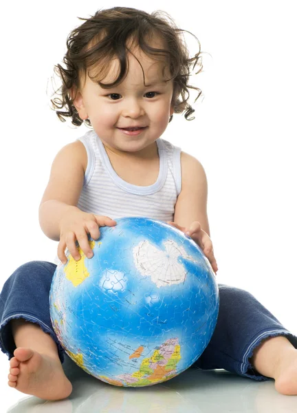 Baby met globe puzzel. — Stockfoto