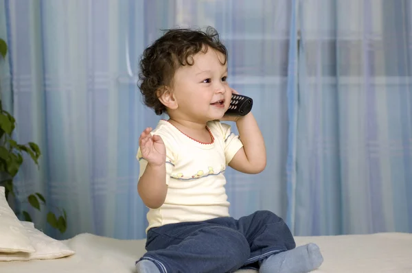Baby met telefoon. — Stockfoto