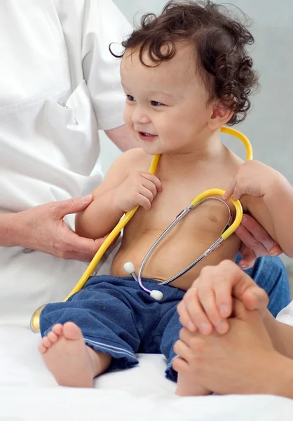 Glad baby hos läkaren. — Stockfoto