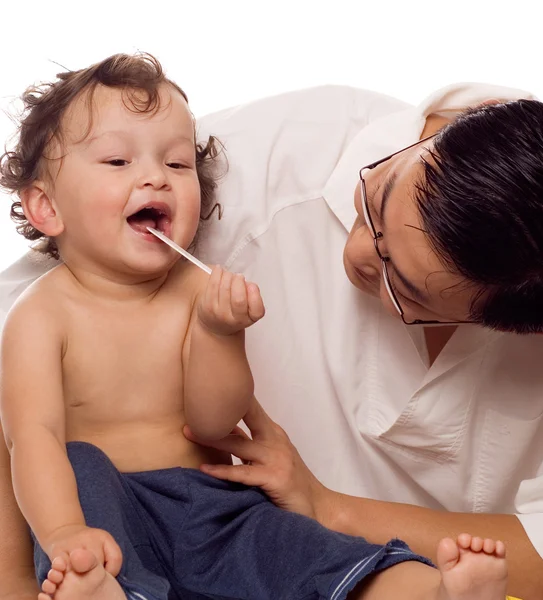 Bebé alegre en el médico . —  Fotos de Stock