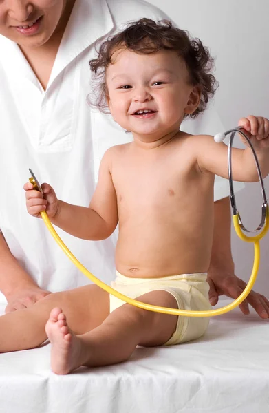 Veselé dítě v doktor. — Stock fotografie