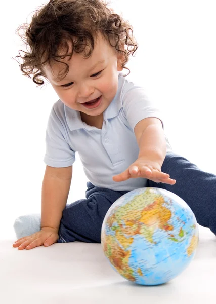 Dítě s zeměkoule. — Stock fotografie