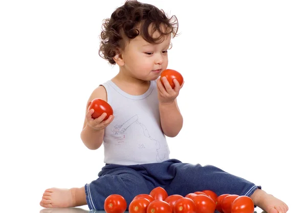 Barn med tomat. — Stockfoto