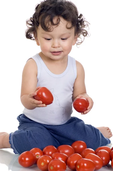 Criança com tomate . — Fotografia de Stock