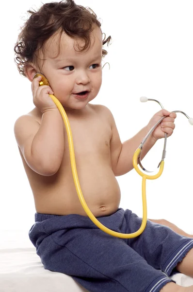 Ребенок у врача . — стоковое фото
