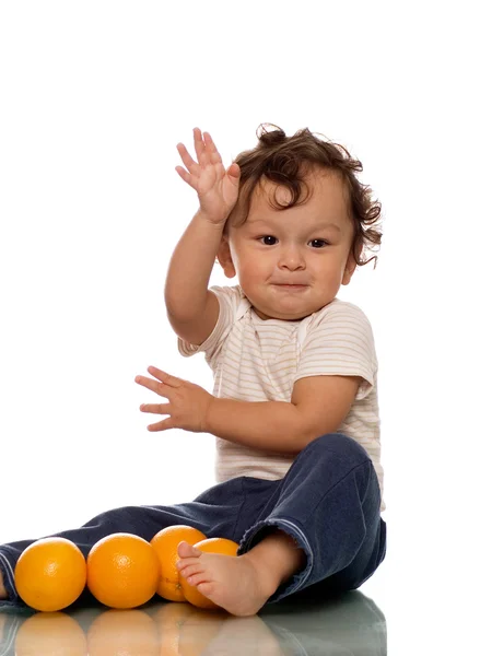 Criança com laranjas . — Fotografia de Stock
