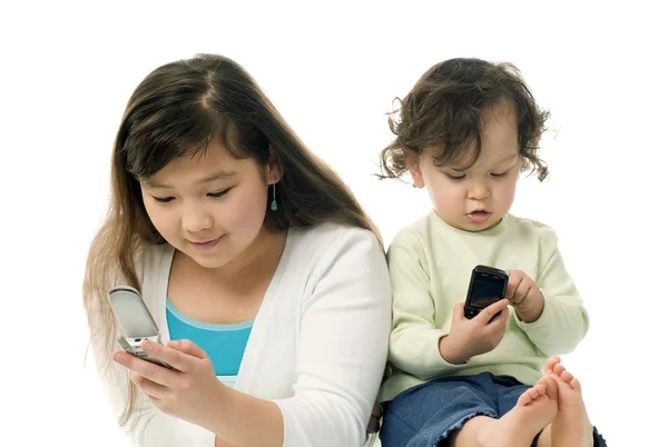 Kinderen met mobiele telefoons. — Stockfoto