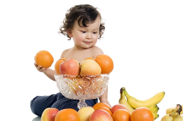Baby mit Früchten. — Stockfoto