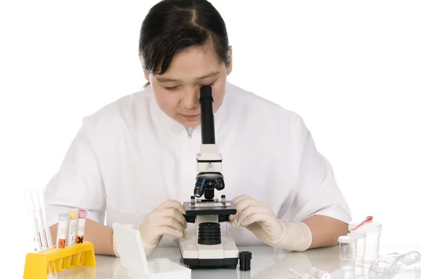 Menina com microscópio . — Fotografia de Stock