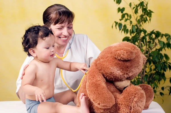 Playrful baby bij de arts. — Stockfoto