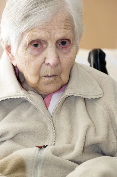 Portret van de oude vrouw. — Stockfoto