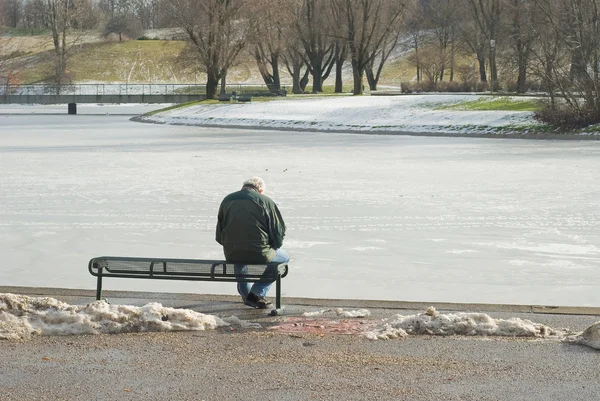 Самотня людина взимку — стокове фото