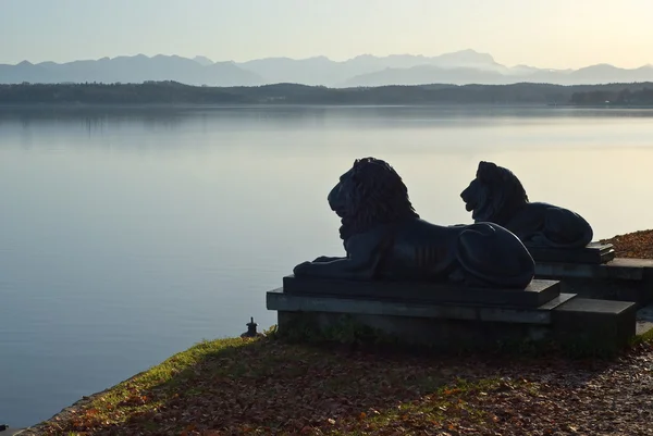 Львиные статуи с немецкими Альпами — стоковое фото