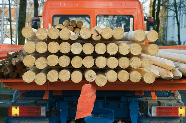 Kleiner LKW, der Holz transportiert — Stockfoto