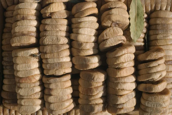 Сушеные инжиры с пчелой — стоковое фото