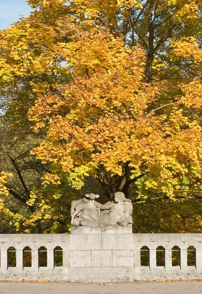 Nő és őz szobor — Stock Fotó