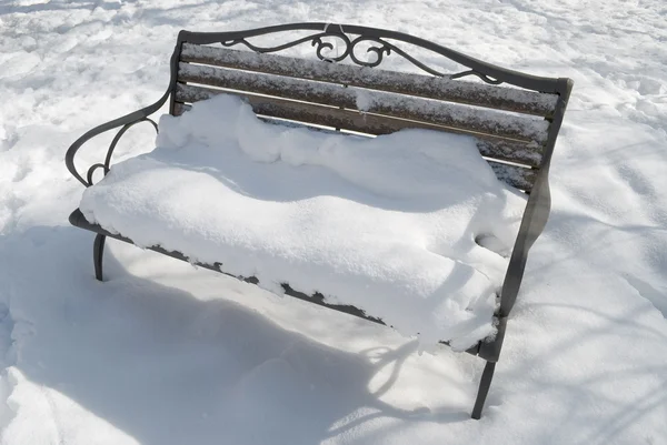 雪の中のベンチ — ストック写真