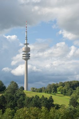 Münih'te olympiapark adlı iletim kulesi