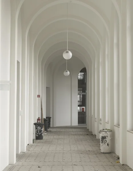 Грязный коридор в Академии художеств — стоковое фото