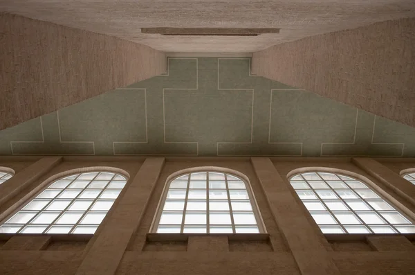 Soffitto cattedrale con finestre — Foto Stock