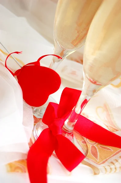 Dwie szklanki szampana z tkaniny czerwone serce — Zdjęcie stockowe