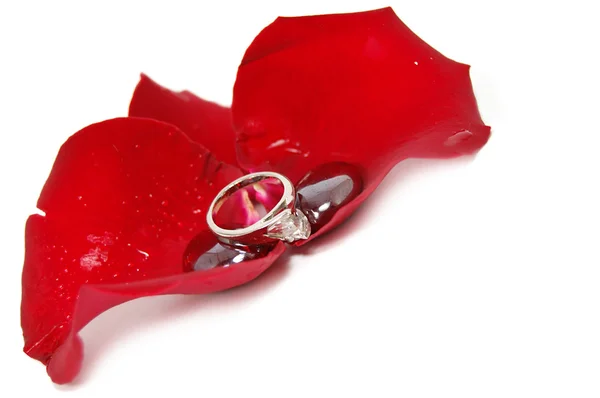 Dekoration från djupa röda rosenblad med glas stenar och ring — Stockfoto