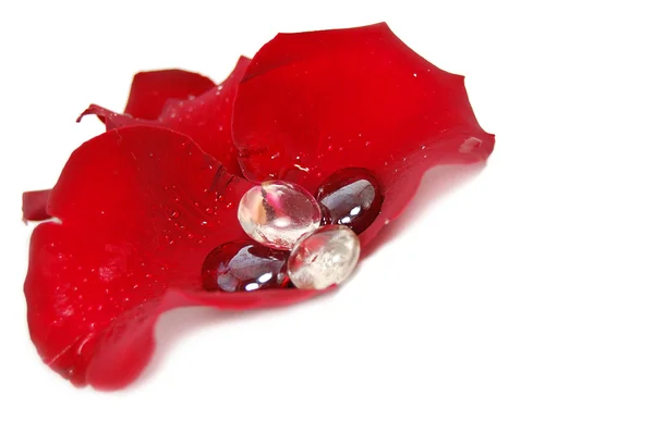 Decoratie van diep rood roze bloemblaadjes met glas stenen en ring — Stockfoto