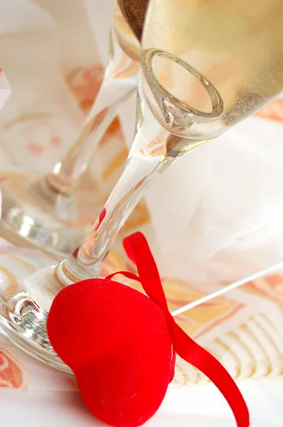 Dwie szklanki szampana z tkaniny czerwone serce — Zdjęcie stockowe