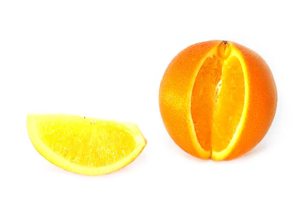 Sladké pomeranče a jeho řezu izolované na bílém — Stock fotografie