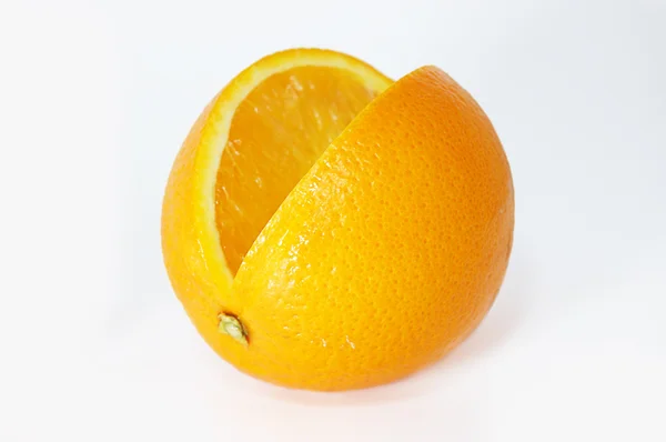 Söt apelsin utan en bit isolerad på vit — Stockfoto