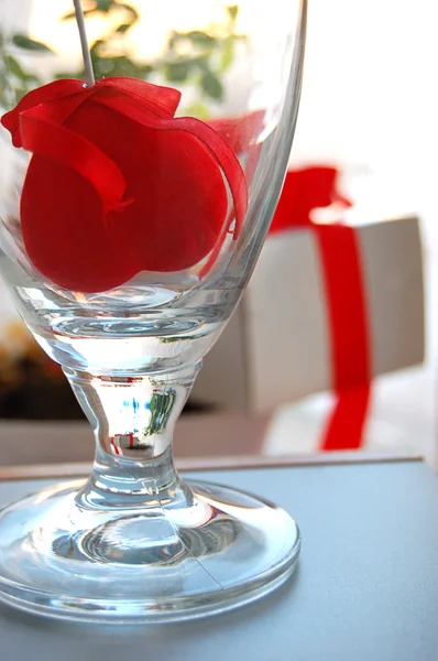 Gift box with red ribbon and fabric heart inside glass — Stock Photo, Image