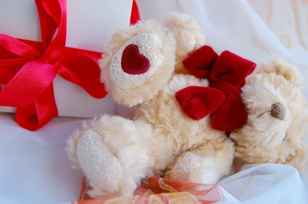 Geschenkdoos met rood lint en teddy bear — Stockfoto