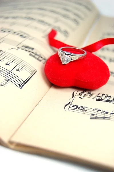 Folha de música com coração de tecido e anel — Fotografia de Stock