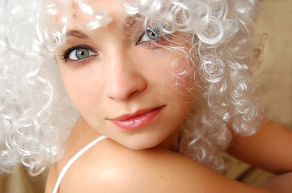 Menina bonita em branco galho coquettishly olhando — Fotografia de Stock