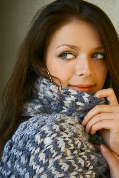 Foto de stock - Chica en bufanda azul hecho a mano — Foto de Stock