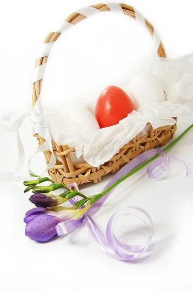 Korb mit weißen und roten Eiern isoliert auf weiß — Stockfoto