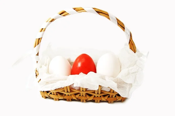 Cesta com ovos vermelhos e brancos — Fotografia de Stock